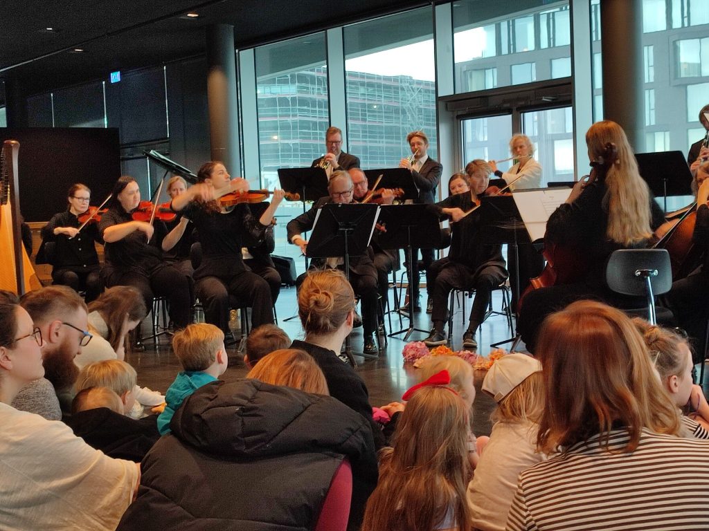 WYCIECZKA DO REYKJAVIKU I KONCERT W HARPIE